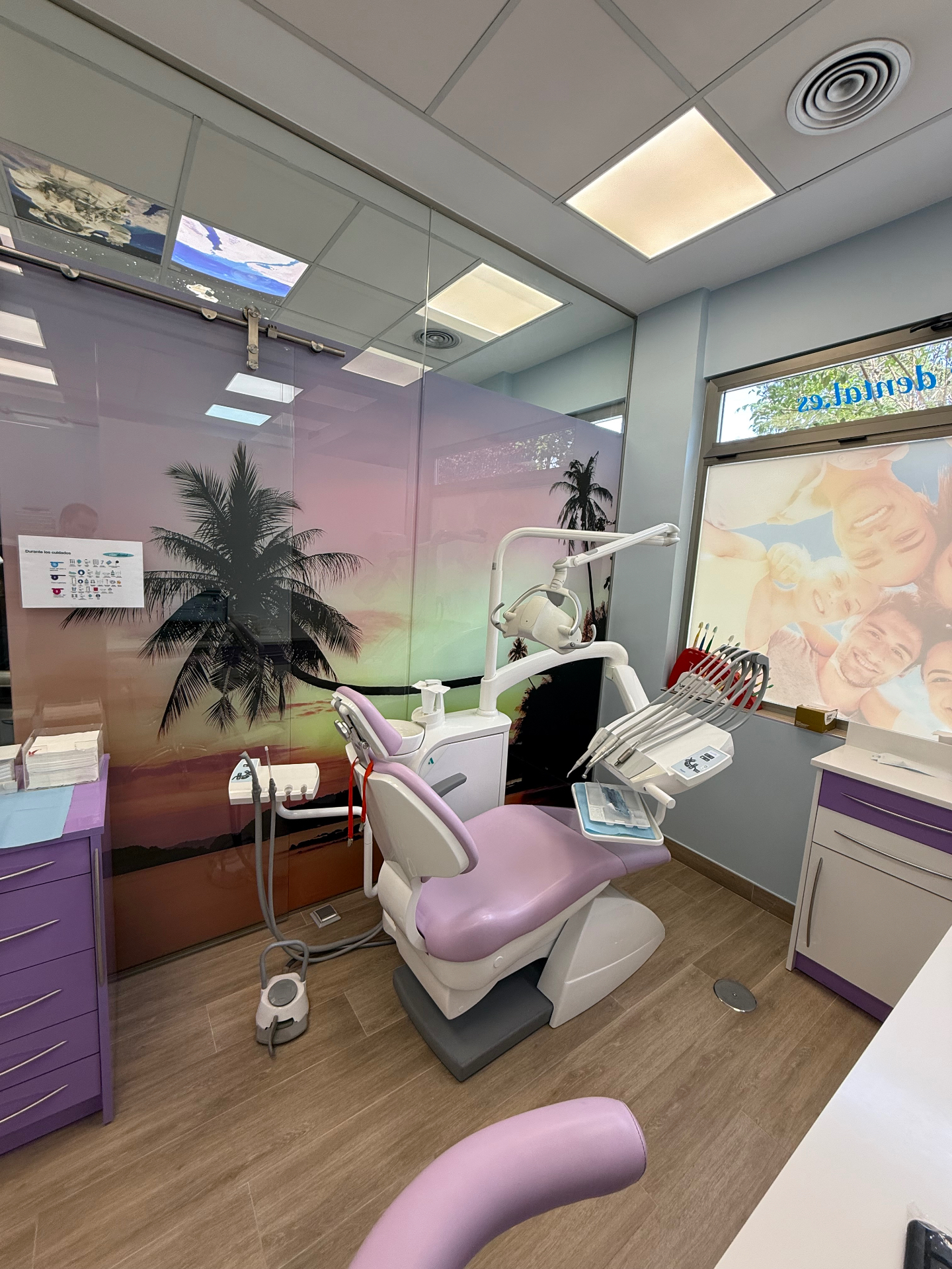 Gabinete premium de Élite Dental con sillón clínico y mural decorativo